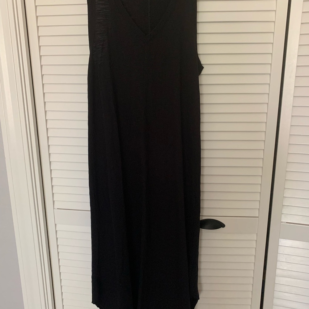 GAP Black V neck rounded hem with side slits. Super cool fabric for summer